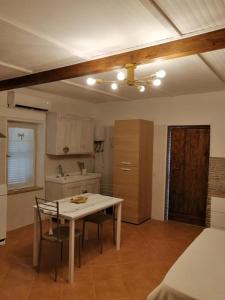 a kitchen with a table and chairs in a room at Lo Chalet in Ponte Galeria