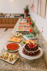 een buffet lijn met veel verschillende soorten eten bij Ville Hotel Gramadão in Votuporanga