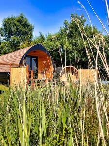 Taman di luar Pod Hotelkamer aan het water