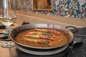 un plat sur une table avec un verre de vin dans l'établissement Catalonia Excelsior, à Valence