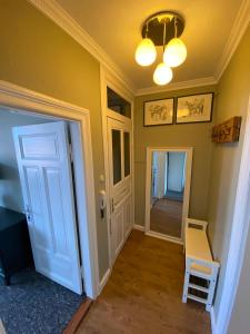 a hallway with a door and a chair in a room at Zentraler Altbaucharme mit Blick über die Stadt in Kiel