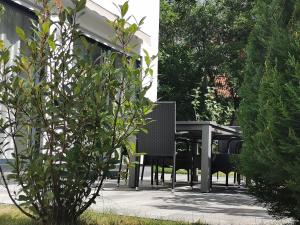 - un ensemble de chaises et de tables sur une terrasse dans l'établissement Ferienhaus Marie, à Erfurt