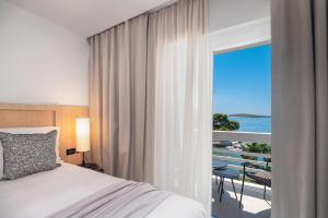 Ліжко або ліжка в номері Beach Bay Hvar Hotel