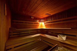 un sauna en bois vide avec lumière dans l'établissement Hotel Kameralny, à Kielce