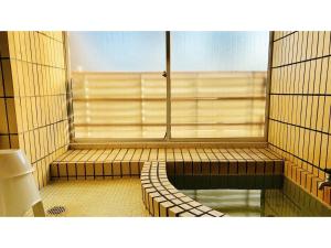 Cette chambre dispose d'une fenêtre et d'une salle de bains pourvue d'une baignoire. dans l'établissement Kagetsu Ryokan - Vacation STAY 04880v, à Shizuoka