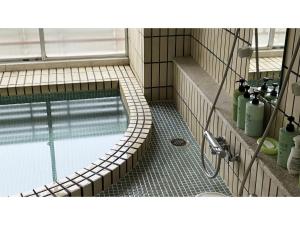 La salle de bains est pourvue d'une piscine et d'un lavabo. dans l'établissement Kagetsu Ryokan - Vacation STAY 04880v, à Shizuoka