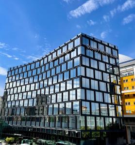 un grand bâtiment en verre avec les mots sap Headquarters sur lui dans l'établissement Quality Hotel Globe, à Stockholm