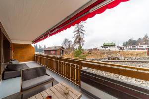 balkon z widokiem na tor kolejowy w obiekcie In the heart of Crans, fireplace and parking w mieście Crans-Montana