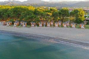 フェティエにあるAkra Fethiye The Residence Tui Blue Sensatori - Ultra All Inclusive - Adults Onlyのリゾートグループとビーチの空中ビュー