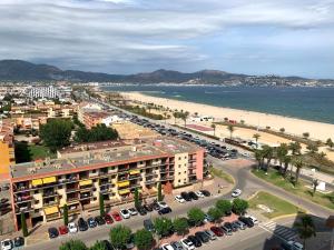 eine Stadt mit Strand und Straße mit Autos in der Unterkunft Bay View Empuriabrava in Empuriabrava