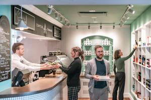 un grupo de personas pidiendo comida en una tienda en Monastère des Augustines, en Quebec