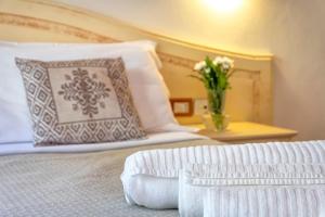 Cama ou camas em um quarto em Alghero Resort Country Hotel & Spa