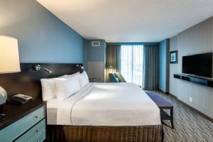 เตียงในห้องที่ Crowne Plaza Chicago O'Hare Hotel & Conference Center, an IHG Hotel