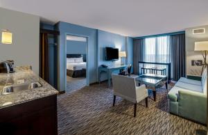 เตียงในห้องที่ Crowne Plaza Chicago O'Hare Hotel & Conference Center, an IHG Hotel