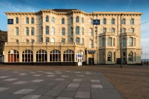 un gran edificio bronceado con una plaza delante de él en Forshaws Hotel - Blackpool en Blackpool