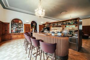 Majoituspaikan Hotel Saratz Pontresina baari tai lounge-tila