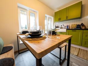 Кухня або міні-кухня у STYLISCHE ZENTRALE WOHNUNG MIT KÜCHE UND PARKPLATZ IN SEITENSTRAẞE