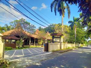 ulica z budynkiem po stronie drogi w obiekcie mascot hotel senggigi w mieście Senggigi