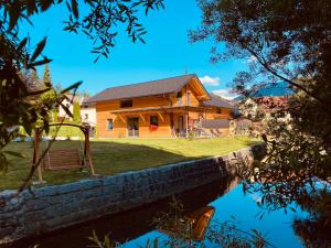 ルンツ・アム・ゼーにあるChalets Lunz am Seeの水の上に座る家