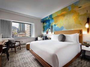 Cette chambre comprend un grand lit et un bureau. dans l'établissement Fairmont The Queen Elizabeth, à Montréal