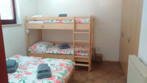 1 Schlafzimmer mit 2 Etagenbetten und 1 Bett in der Unterkunft Apartma Lara in Bled