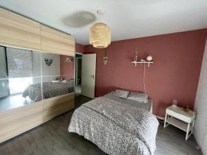 Voodi või voodid majutusasutuse Appartement avec terrasse proche de Rennes toas