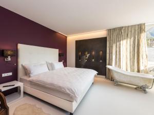 Een bed of bedden in een kamer bij Merangardenvilla adults only