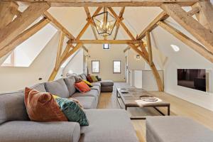 a living room with a couch and a table at Huis Potaerde, luxe villa, vakantiewoning - landhuis nabij Brussel in Merchtem