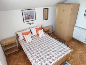 1 dormitorio con 1 cama con almohadas de color naranja y blanco en Smestaj Vella, en Herceg-Novi