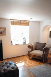 Un lugar para sentarse en Unique 2 Bedroom Cottage in Fittie (Footdee)