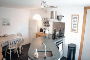 Una cocina o kitchenette en Unique 2 Bedroom Cottage in Fittie (Footdee)