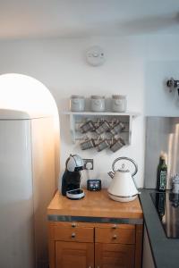 Una cocina o kitchenette en Unique 2 Bedroom Cottage in Fittie (Footdee)