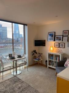 Телевизор и/или развлекательный центр в The Maltings Tower Bridge Apartment