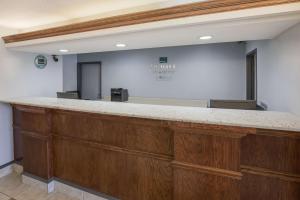 een bar in de lobby van een wachtkamer bij Quality Inn & Suites Clayton, NM in Clayton