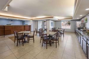 een restaurant met tafels en stoelen en een keuken bij Quality Inn & Suites Clayton, NM in Clayton