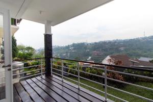 バンドンにあるVILLA KELUARGA Syariah Resor Dago Pakar Bandung - View Bukitの家のバルコニーからの眺め