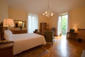 A bed or beds in a room at Hotel Roma e Rocca Cavour