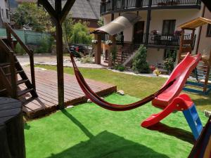 een speeltuin met een glijbaan in een tuin bij Casa Sofia in Borsa