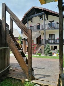 een houten poort voor een gebouw bij Casa Sofia in Borsa