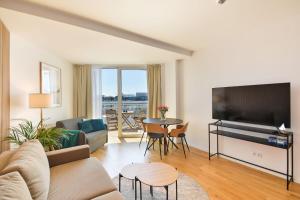 Uma TV ou centro de entretenimento em NORTH Apartments, SeaView Seaside Park