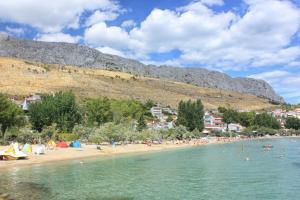 Apartments by the sea Duce, Omis - 2737 في دوسيه: شاطئ فيه ناس كتير تحت الماء