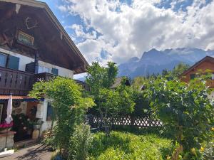 Vista general d'una muntanya o vistes d'una muntanya des de l'hostal o pensió