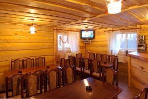 een eetkamer met een tafel en stoelen in een hut bij Smerichka Hotel in Dragobrat