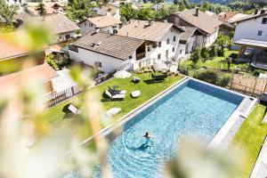 Hotel Weisses Kreuz tesisinde veya buraya yakın yüzme havuzu