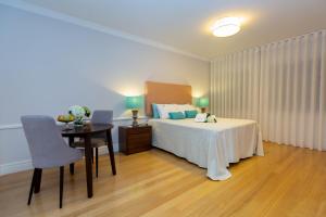 A bed or beds in a room at Casa dos Troviscais