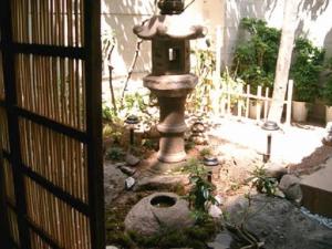 giardino con vasca per gli uccelli nel cortile di Daiya Ryokan a Kyoto