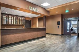 Zona de lounge sau bar la Best Western Plus, Bathurst Hotel & Suites