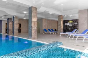 Бассейн в Premium hotel & SPA или поблизости