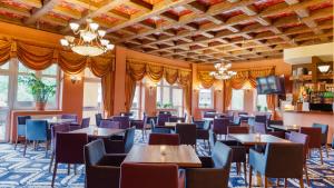 a dining room filled with tables and chairs at St Lukas Medical & SPA in Świeradów-Zdrój