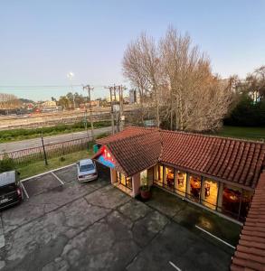 een auto geparkeerd op een parkeerplaats naast een gebouw bij Hotel Mosul in Concepción